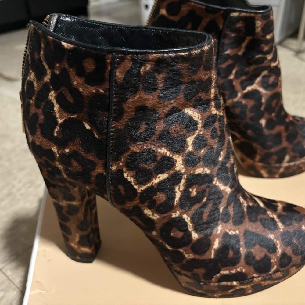 Beautiful animal print calf plataform booties